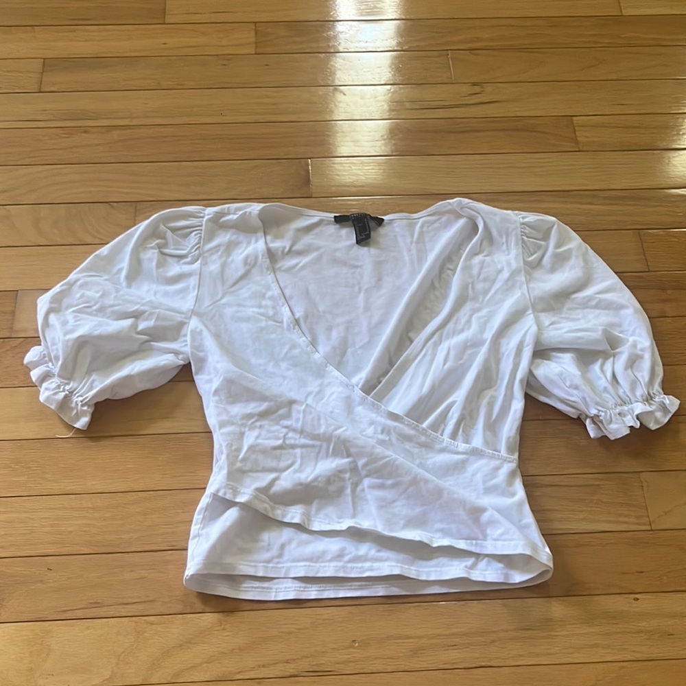 Forever 21 White Crossed Top with Puffed Sleeve and Sleeve Detail (size M)